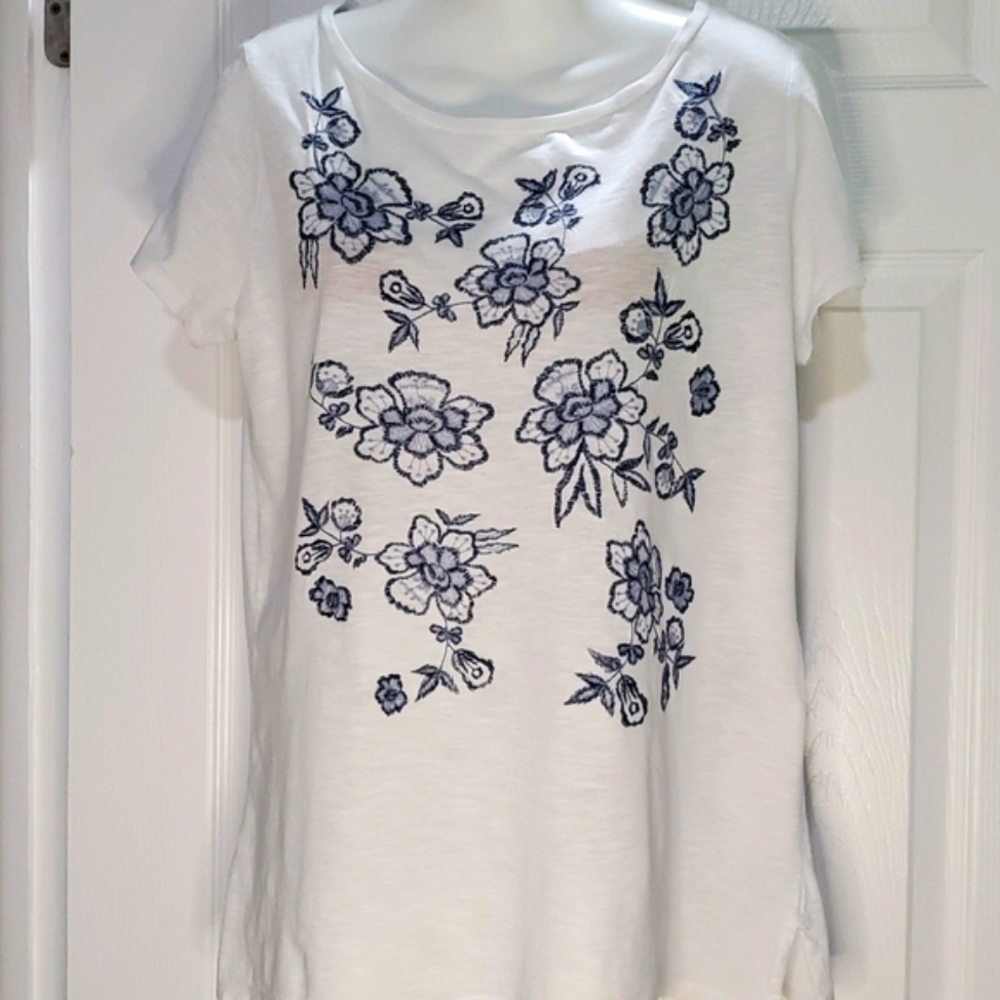 EUC ANNE TAYLOR LOFT EMBROIDERED LIGHTWEIGHT MEDIUM COTTON TEE